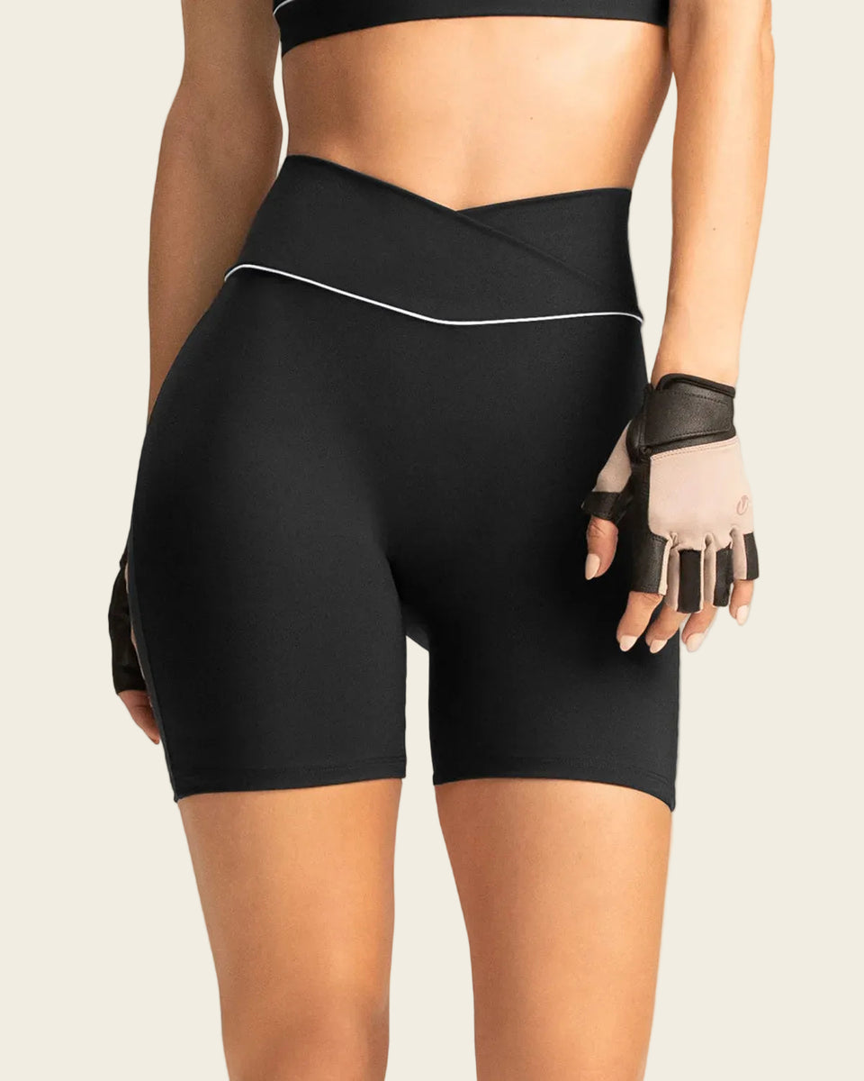short-biker-con-pretina-en-v