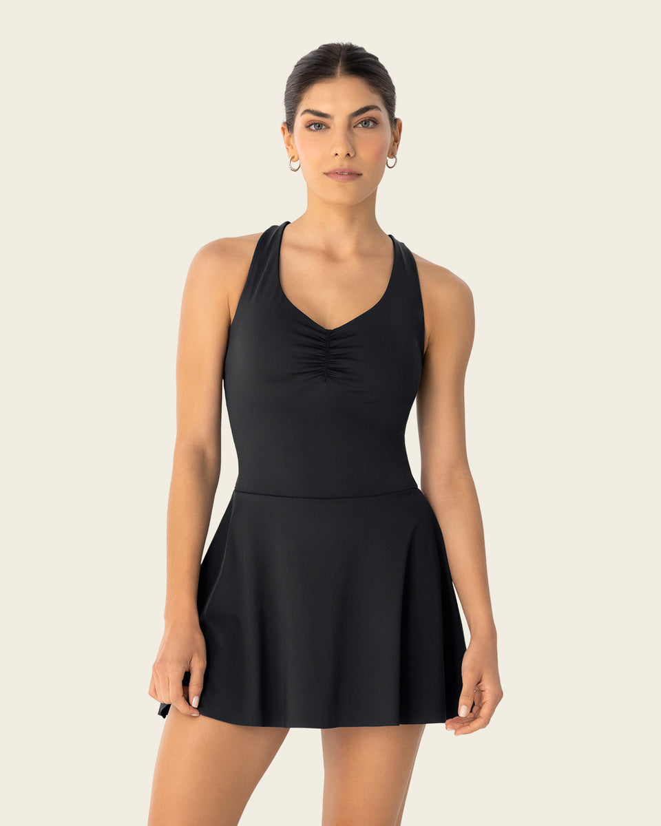 Vestido deportivo con detalle en escote y control suave en abdomen