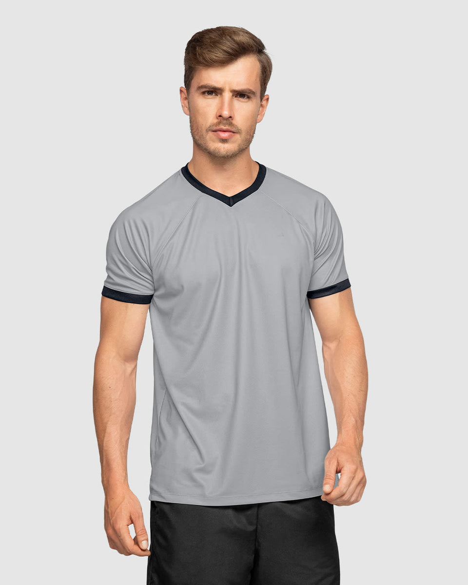 Camiseta deportiva masculina en material transpirable con cuello en V
