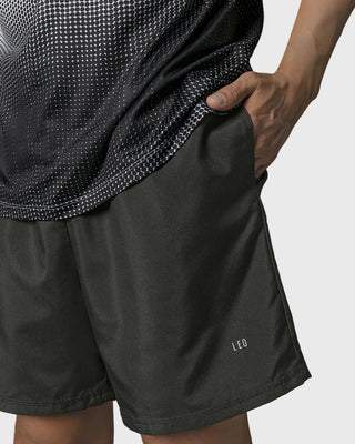 Pantaloneta deportiva con acabado antifluidos y bolsillos funcionales#color_700-negro
