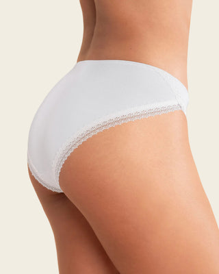 Calzón tipo bikini con encaje decorativo en piernas#color_000-blanco