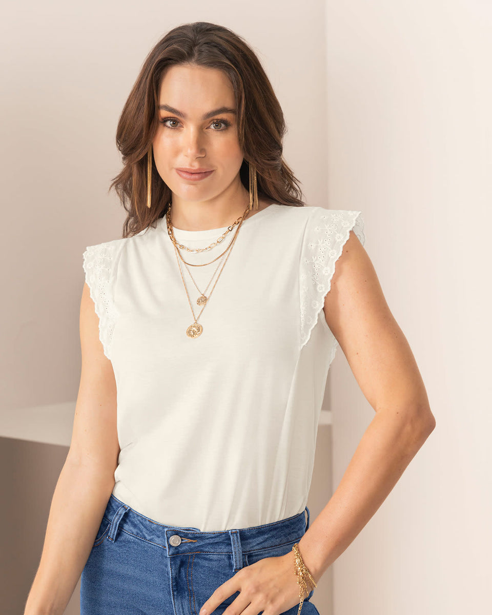 Camiseta manga sisa con detalle ojalillo en hombros