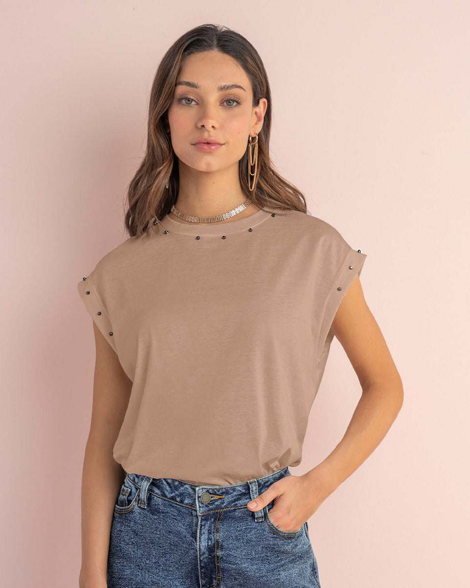 Camiseta con taches en cuello y mangas