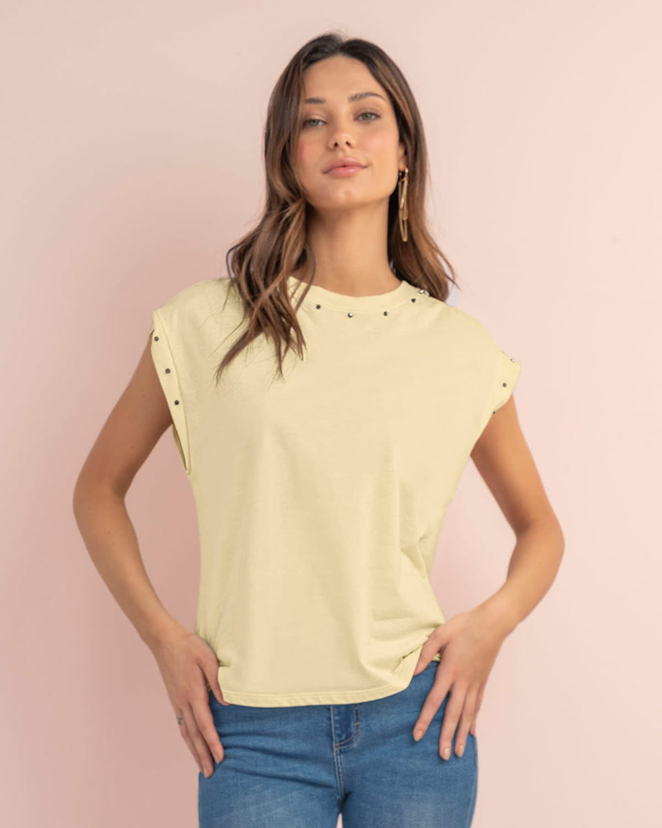 Camiseta con taches en cuello y mangas