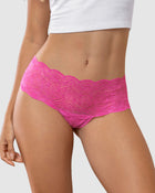 Panty estilo cachetero en encaje con transparencias y bordes redondeados