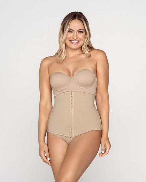 Mujer modelando Faja Cinturilla de Leonisa