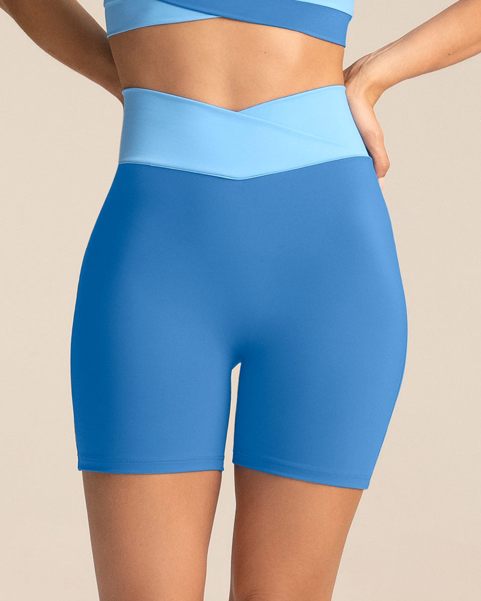 short-biker-con-pretina-en-v
