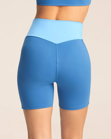 short-biker-con-pretina-en-v#color_052-azul-medio