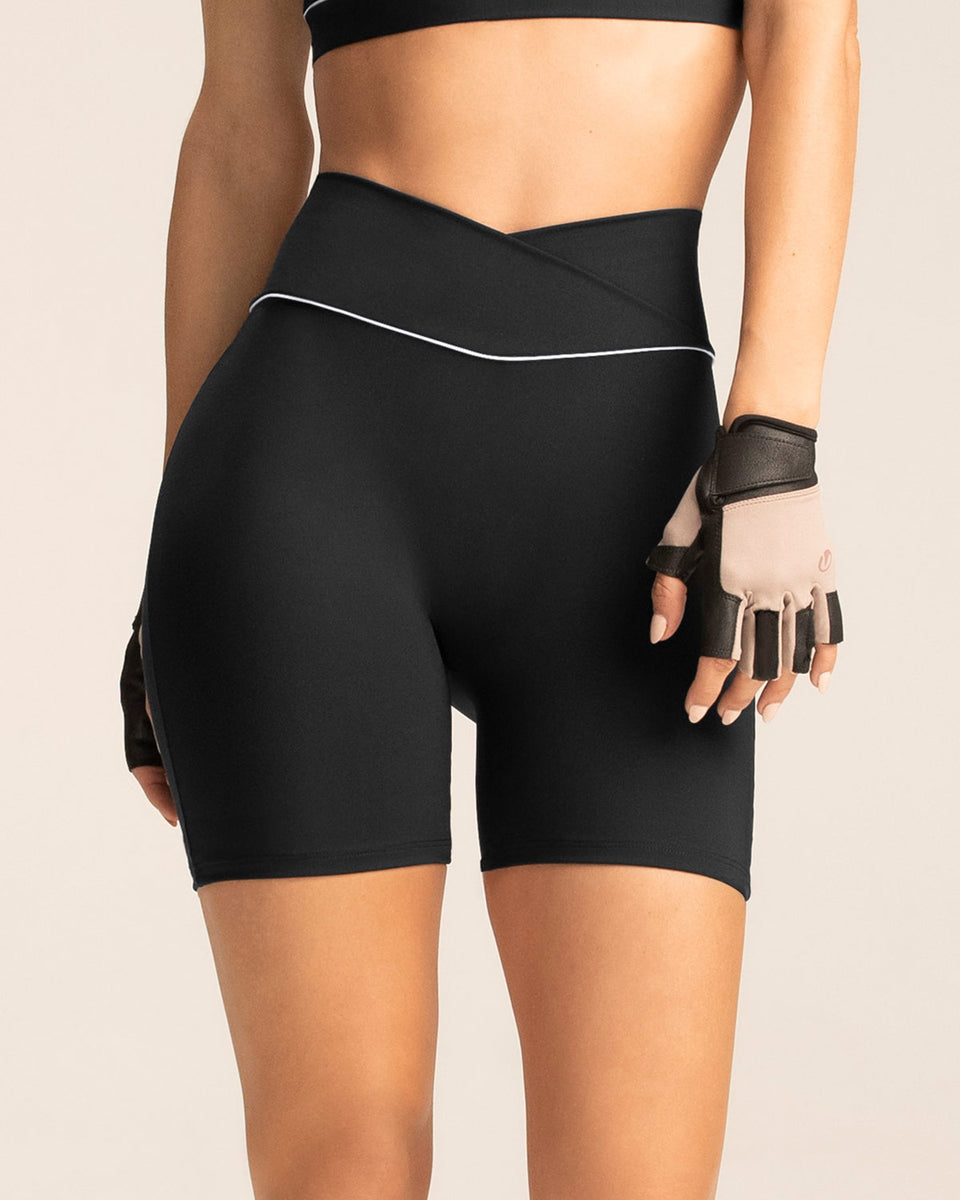 short-biker-con-pretina-en-v