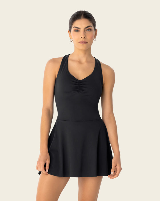Vestido deportivo con detalle en escote y control suave en abdomen#color_700-negro