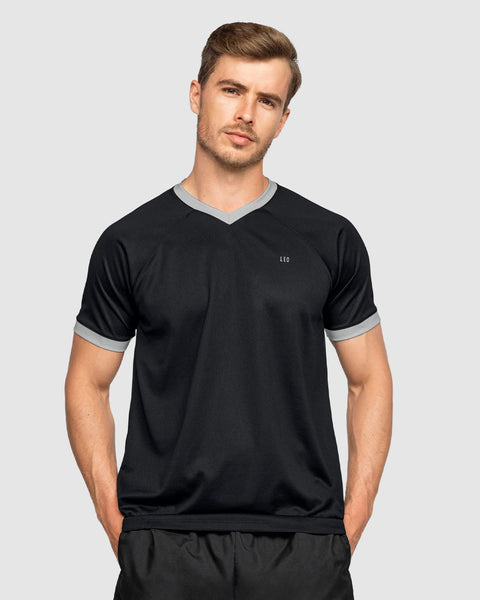 Camiseta deportiva masculina en material transpirable con cuello