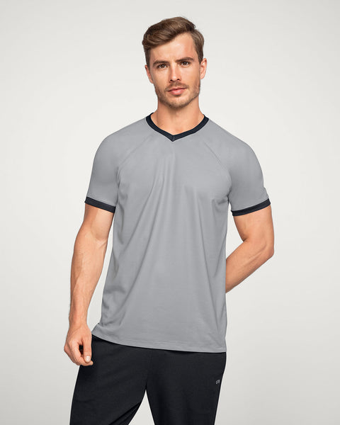 Camiseta deportiva masculina en material transpirable con cuello en V#color_731-gris-claro