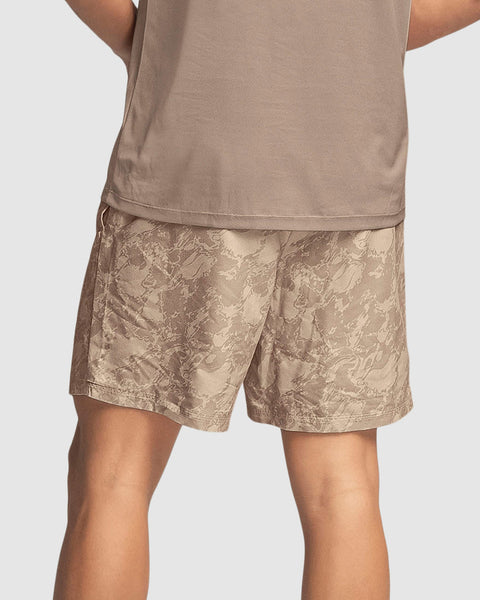 Short deportivo masculino con acabado antifluidos y bolsillos funcionales#color_014-estampado-beige-medio