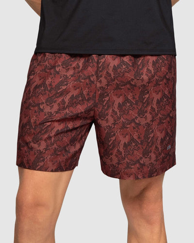 Short deportivo masculino con acabado antifluidos y bolsillos funcionales#color_173-estampado-vino