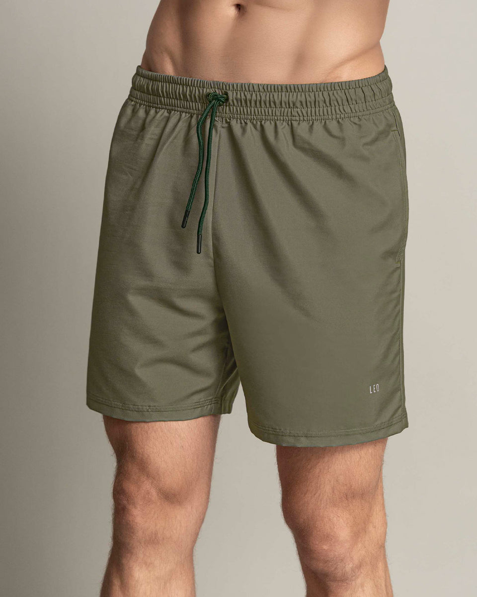 Short deportivo con bolsillos funcionales