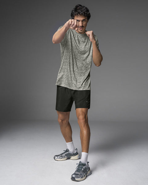 Pantaloneta deportiva con acabado antifluidos y bolsillos funcionales#color_700-negro