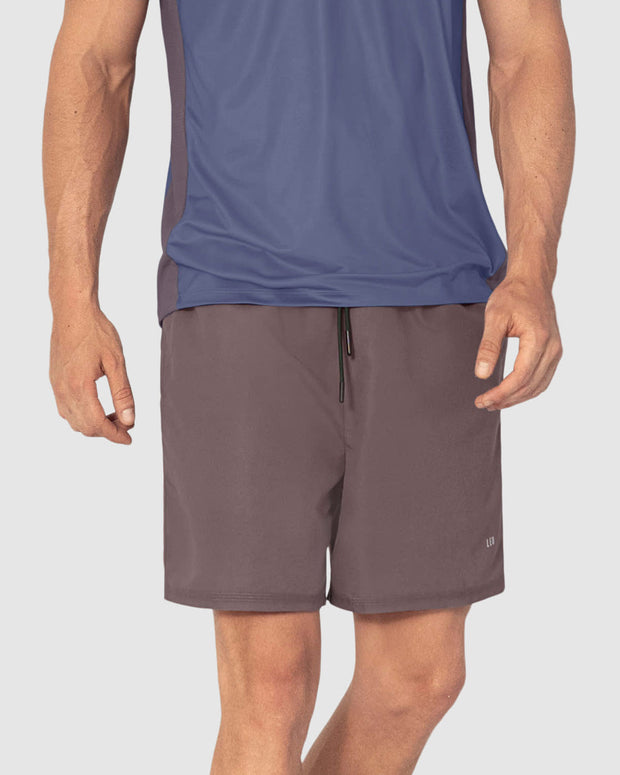 Short deportivo masculino con acabado antifluidos y bolsillos funcionales#color_868-cafe