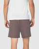 Short deportivo masculino con acabado antifluidos y bolsillos funcionales#color_868-cafe