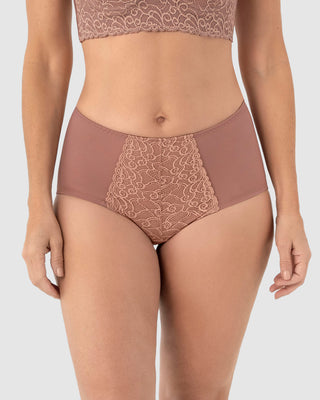 Calzón clásico de control suave con toques de encaje en abdomen#color_a23-cafe-medio
