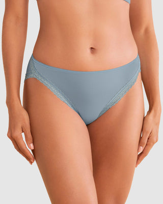 Calzón tipo bikini con encaje decorativo en piernas#color_159-azul-claro