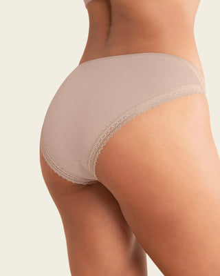 Calzón tipo bikini con encaje decorativo en piernas#color_802-cafe-claro