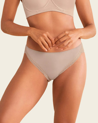 Calzón tipo bikini con encaje decorativo en piernas#color_802-cafe-claro