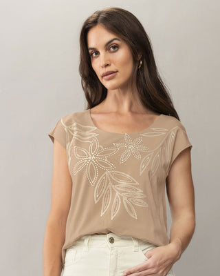 Camiseta manga corta estampada silueta semiajustada para mujer#color_c54-arena