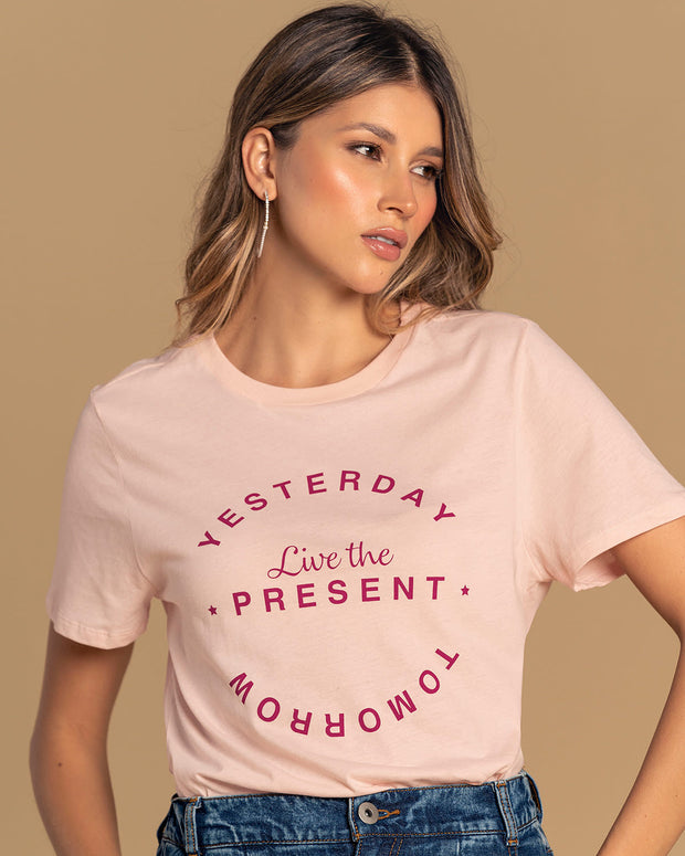 camiseta-manga-corta-con-mensaje-en-el-frente#color_317-rosado