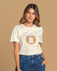 camiseta-manga-corta-con-mensaje-en-el-frente#color_859-marfil-estampado