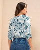 Blusa manga 3/4 con charretera no funcional#color_086-flores-azules