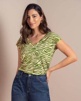 Camiseta manga corta con cuello en V#color_045-zebra-verde