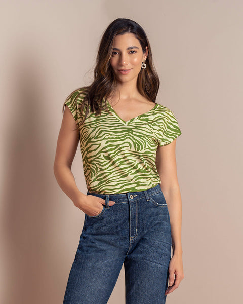 Camiseta manga corta con cuello en V#color_045-zebra-verde