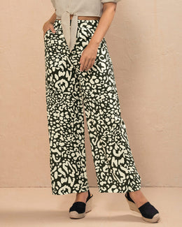 pantalon-largo-tiro-alto-con-pretina-con-cierre-y-boton-funcionales#color_145-estampado-negro-blanco