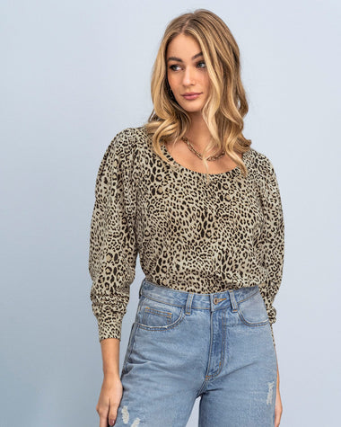 camiseta-manga-larga-con-recogido-en-hombros-y-punos-gruesos#color_225-animal-print