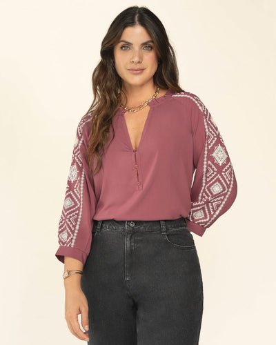 Blusa manga 3/4 con cuello en V y perilla decorativa#color_179-terracota