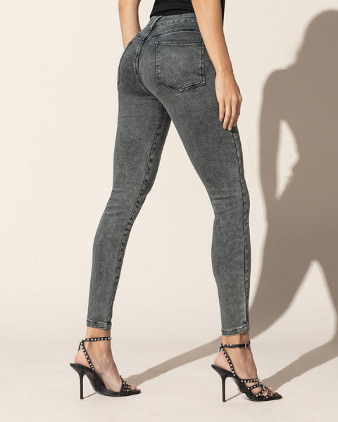 Skinny jeans con bolsillos funcionales#color_711-gris