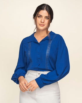 blusa-manga-larga-con-cuello-camisero-y-recogido-en-punos#color_055-azul