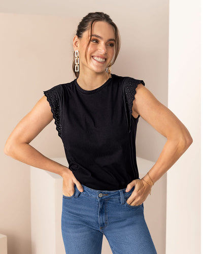 Camiseta manga sisa con detalle ojalillo en hombros#color_701-negro