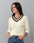 Polerón cuello en V elaborado en tejido de punto#color_806-marfil-cafe