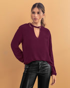 Blusa manga larga con abertura en escote#color_409-uva