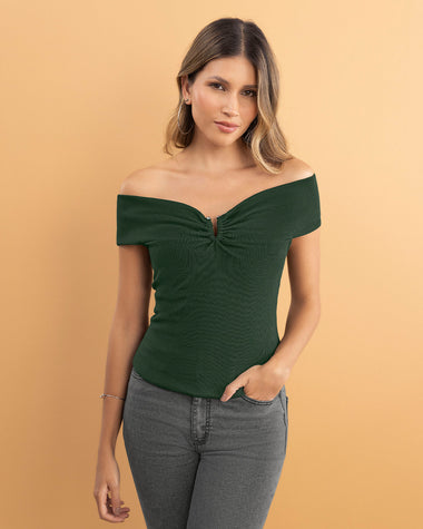 Camiseta off shoulders con detalle en escote#color_601-verde-militar