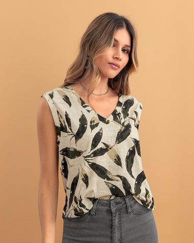 Camiseta manga sisa con estampado tropical#color_145-estampado-hojas-negras