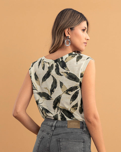 Camiseta manga sisa con estampado tropical#color_145-estampado-hojas-negras