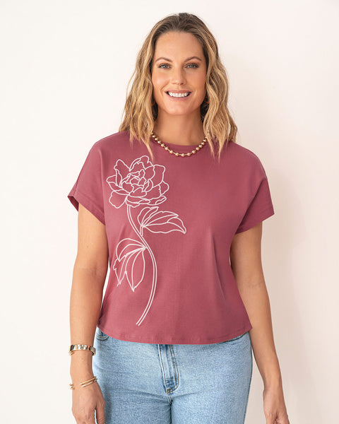 Camiseta manga corta con dobladillo con estampado en frente#color_895-mora