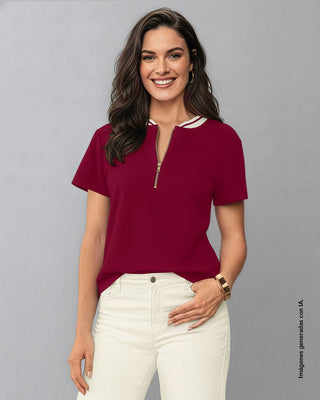 Camiseta con cuello redondo tejido y cierre en frente#color_c34-vino