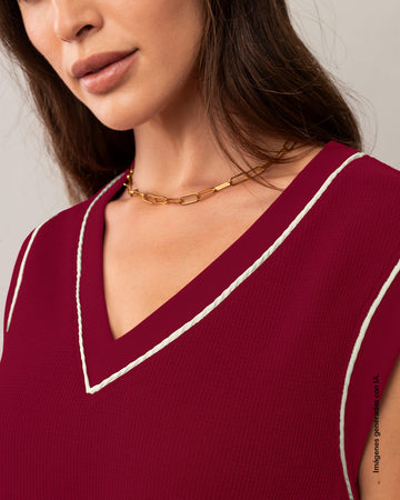 Chaleco con detalles en contraste en cuello y sisa#color_c34-rojo