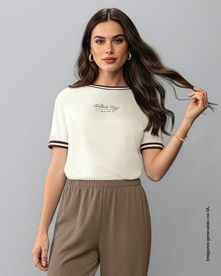 Camiseta con detalle de líneas en contraste en manga y cuello#color_018-marfil