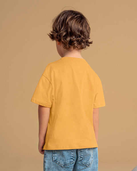 camiseta-manga-corta-con-cuello-en-rib-y-estampado-localizado#color_106-amarillo