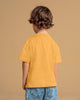 camiseta-manga-corta-con-cuello-en-rib-y-estampado-localizado#color_106-amarillo