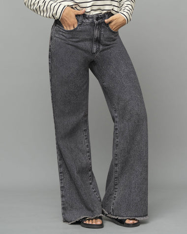Pantalón tiro alto bota recta con bolsillo tipo cargo#color_092-gris-medio